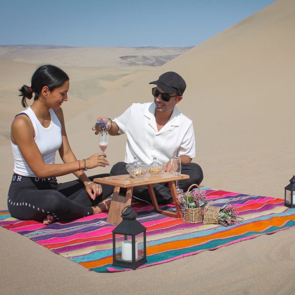 Brindis en el desierto de Huacachina