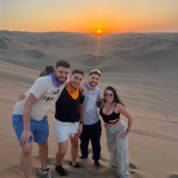 Brindis en el desierto atardecer