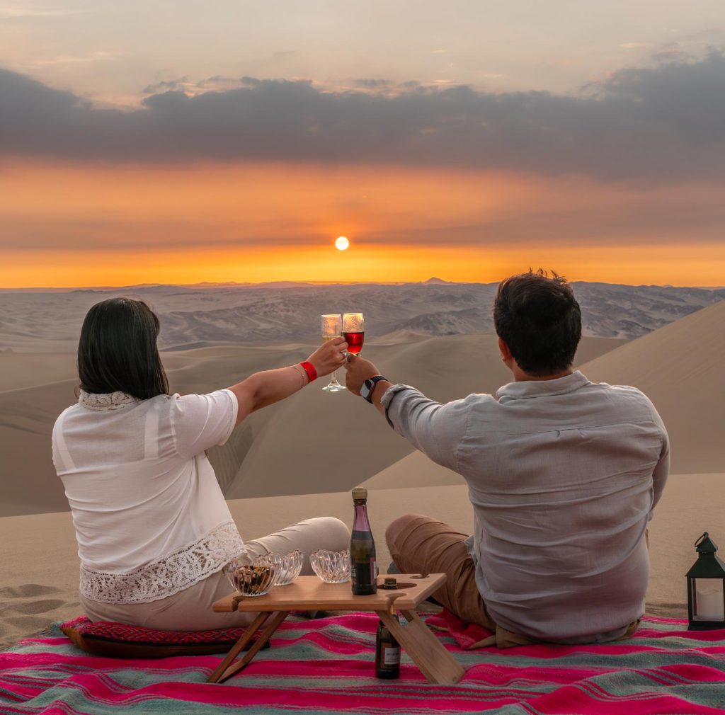 Brindis en el desierto de Ica